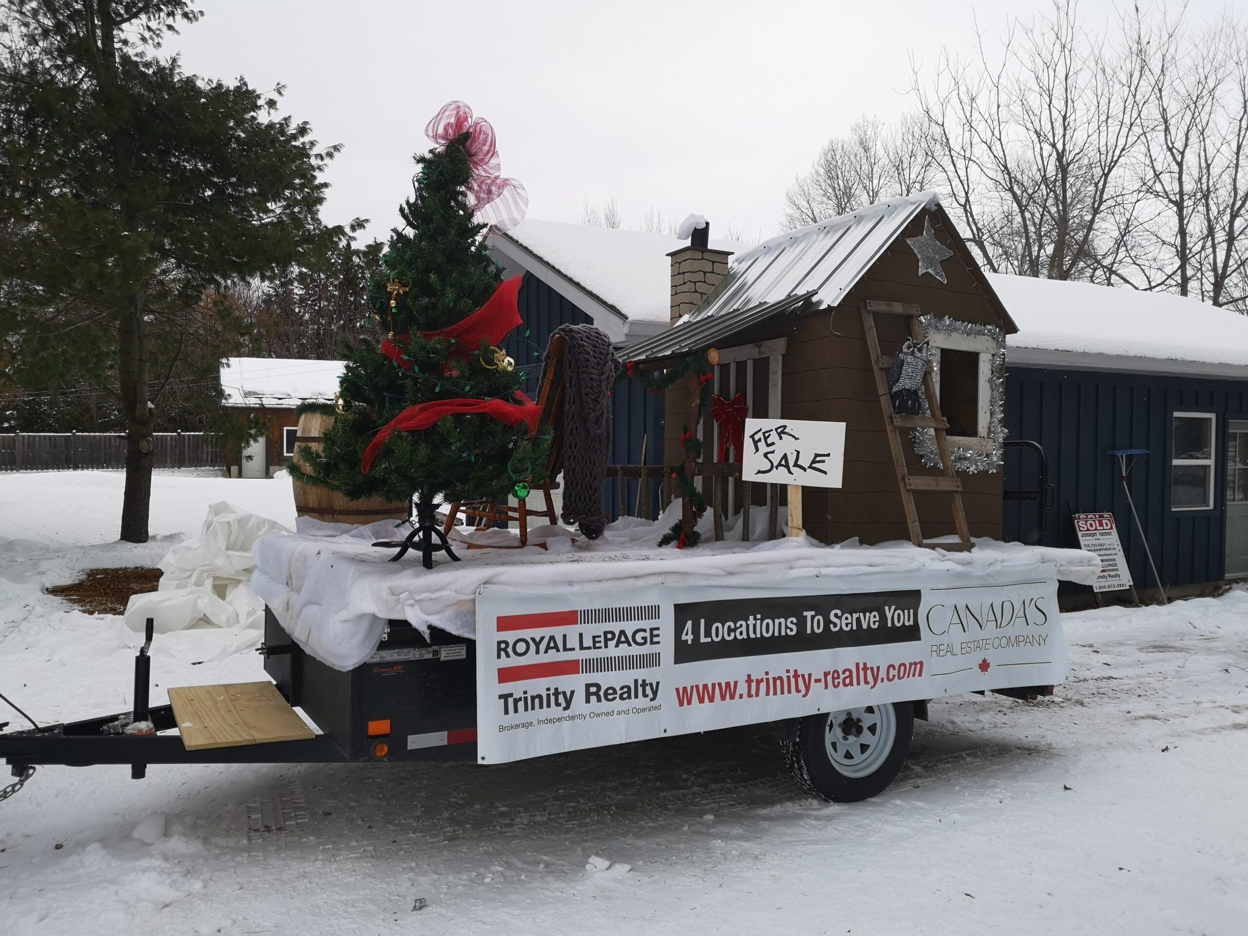 tow a mini christmas cabin